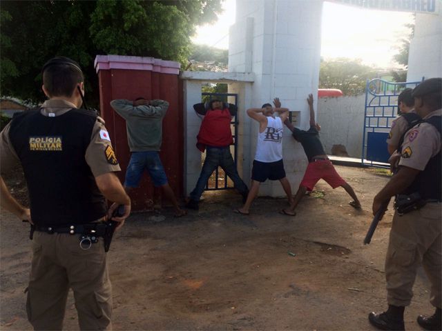 Polícia Militar atua na abordagem e fiscalização dos andarilhos e usuários de drogas na Praça Simão da Cunha