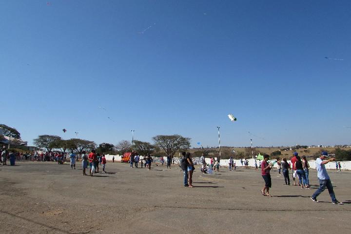 Festival de Pipas e Papagaios reúne famílias em um domingo de sol