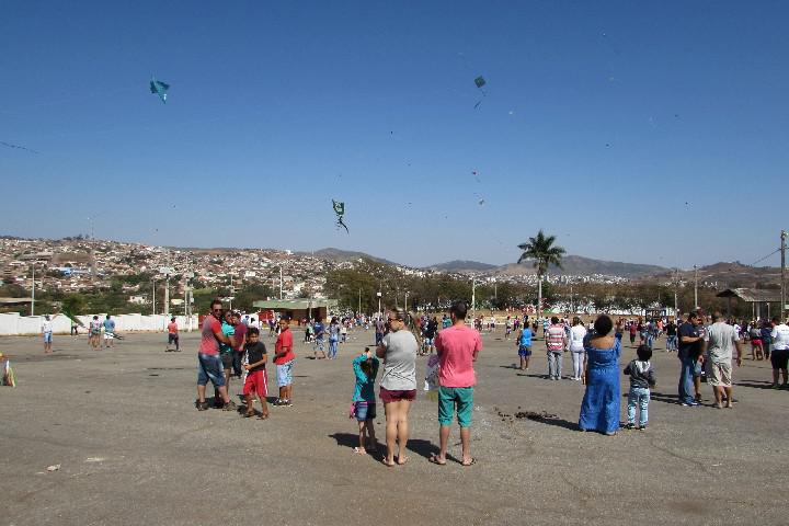 Festival de Pipas e Papagaios reúne famílias em um domingo de sol