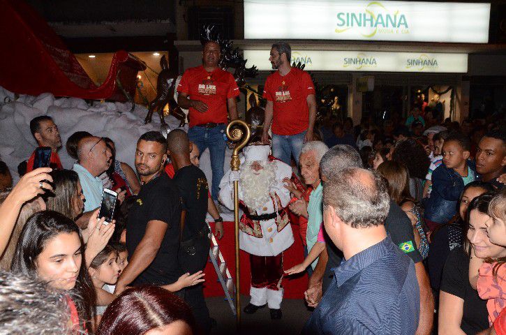 Pará de Minas recebe Papai Noel com muita alegria e emoção