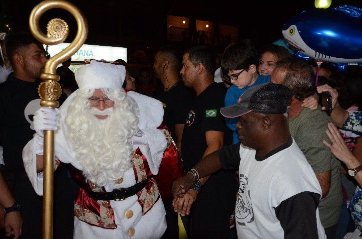 Pará de Minas recebe Papai Noel com muita alegria e emoção