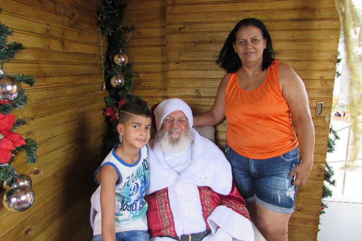 Papai Noel fecha as comemorações natalinas com muita alegria no Walter Martins