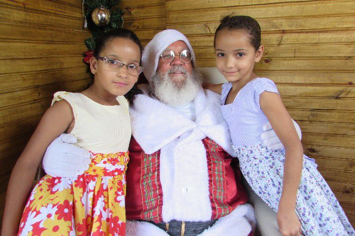 Papai Noel fecha as comemorações natalinas com muita alegria no Walter Martins