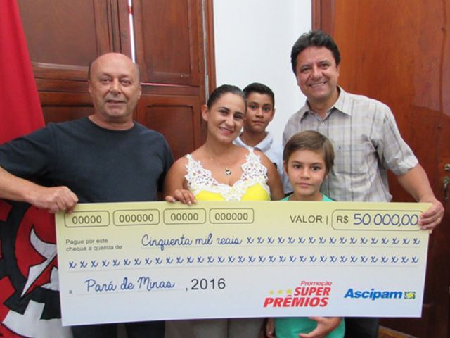 Ganhadora da promoção SUPER PRÊMIOS divide o prêmio com a família