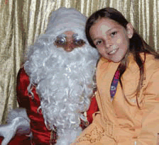 As crianas tiram fotos com Papai Noel