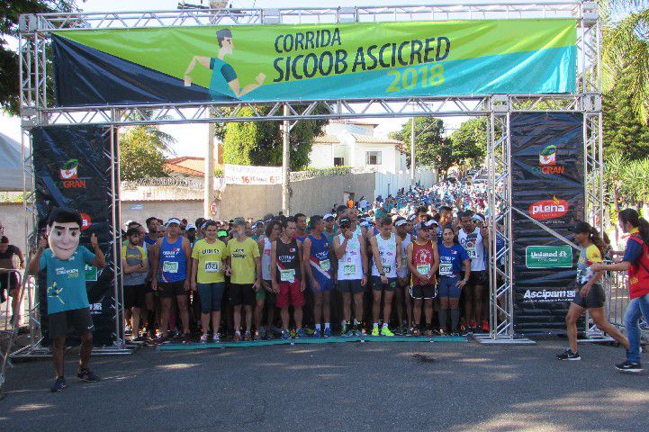 Ruas de Pará de Minas foram tomadas por atletas na 4ª edição da Corrida Sicoob Ascicred