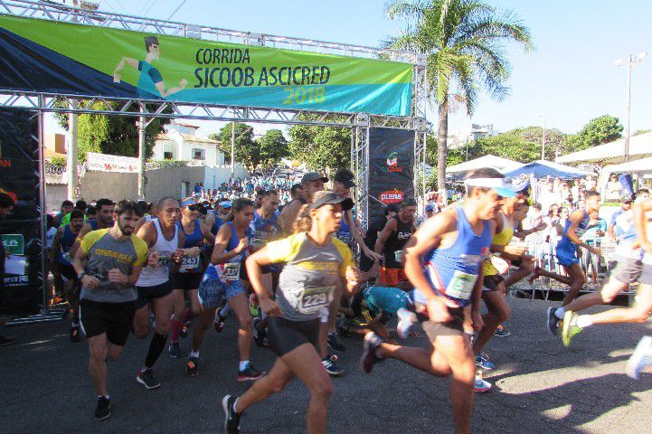 Ruas de Pará de Minas foram tomadas por atletas na 4ª edição da Corrida Sicoob Ascicred