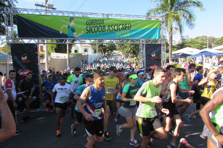 Ruas de Pará de Minas foram tomadas por atletas na 4ª edição da Corrida Sicoob Ascicred