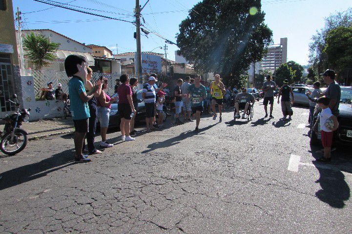 Ruas de Pará de Minas foram tomadas por atletas na 4ª edição da Corrida Sicoob Ascicred