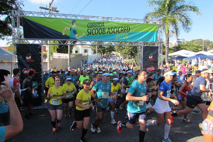 Ruas de Pará de Minas foram tomadas por atletas na 4ª edição da Corrida Sicoob Ascicred