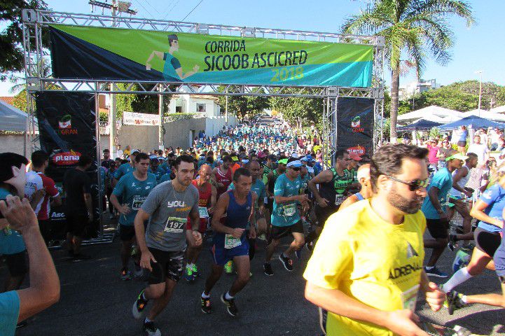 Ruas de Pará de Minas foram tomadas por atletas na 4ª edição da Corrida Sicoob Ascicred