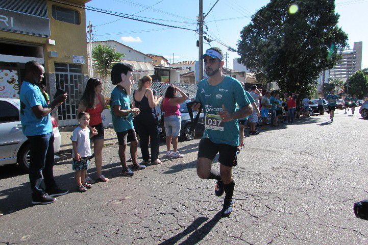 Ruas de Pará de Minas foram tomadas por atletas na 4ª edição da Corrida Sicoob Ascicred