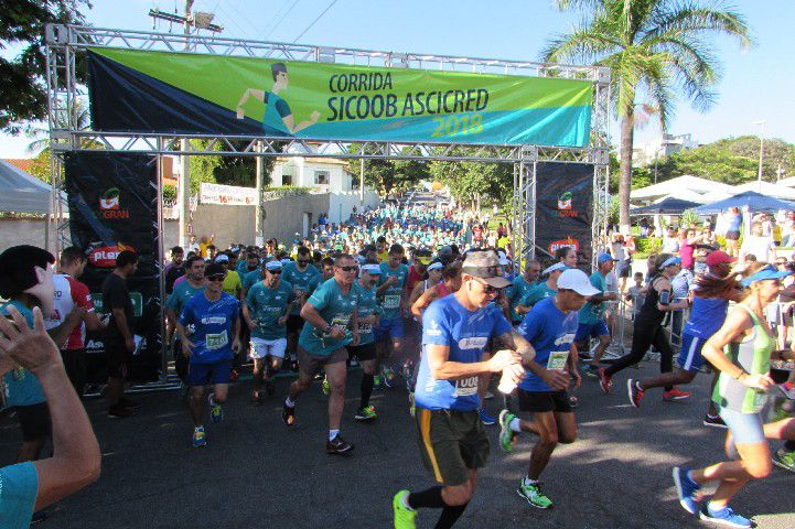 Ruas de Pará de Minas foram tomadas por atletas na 4ª edição da Corrida Sicoob Ascicred