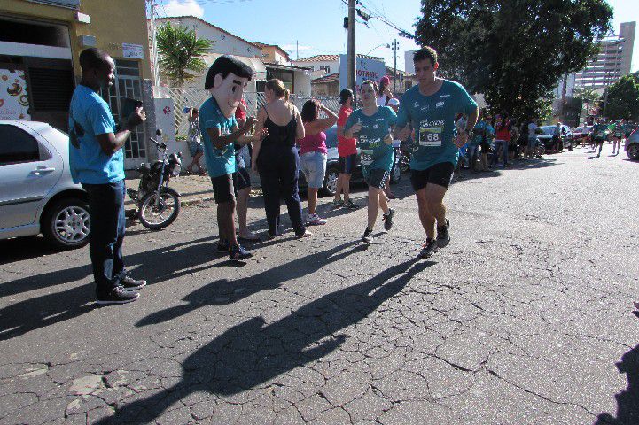 Ruas de Pará de Minas foram tomadas por atletas na 4ª edição da Corrida Sicoob Ascicred