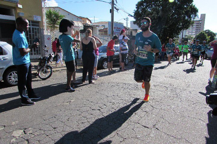 Ruas de Pará de Minas foram tomadas por atletas na 4ª edição da Corrida Sicoob Ascicred