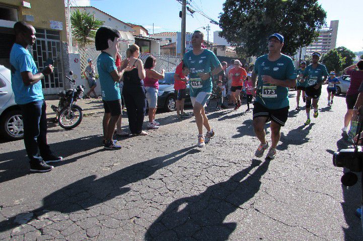 Ruas de Pará de Minas foram tomadas por atletas na 4ª edição da Corrida Sicoob Ascicred