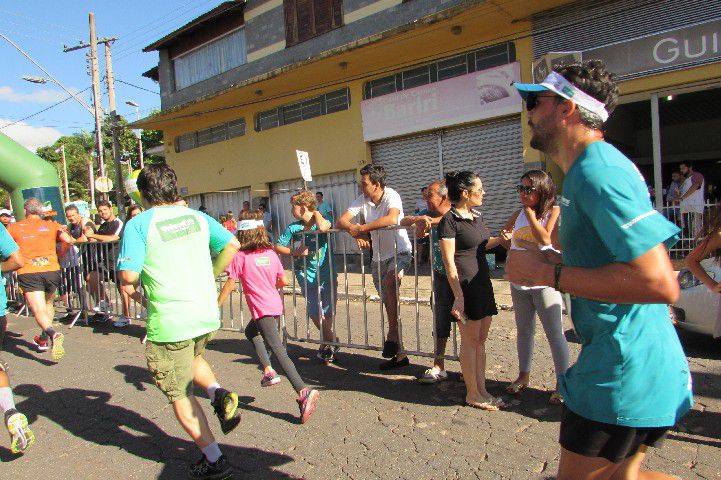 Ruas de Pará de Minas foram tomadas por atletas na 4ª edição da Corrida Sicoob Ascicred