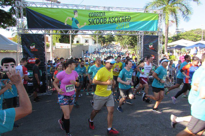 Ruas de Pará de Minas foram tomadas por atletas na 4ª edição da Corrida Sicoob Ascicred