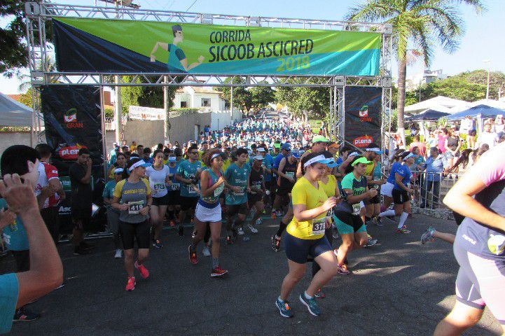 Ruas de Pará de Minas foram tomadas por atletas na 4ª edição da Corrida Sicoob Ascicred