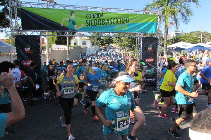 Ruas de Pará de Minas foram tomadas por atletas na 4ª edição da Corrida Sicoob Ascicred