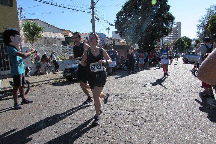 Ruas de Pará de Minas foram tomadas por atletas na 4ª edição da Corrida Sicoob Ascicred