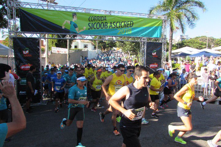 Ruas de Pará de Minas foram tomadas por atletas na 4ª edição da Corrida Sicoob Ascicred