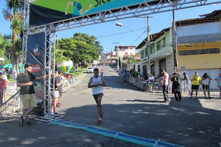 Ruas de Pará de Minas foram tomadas por atletas na 4ª edição da Corrida Sicoob Ascicred