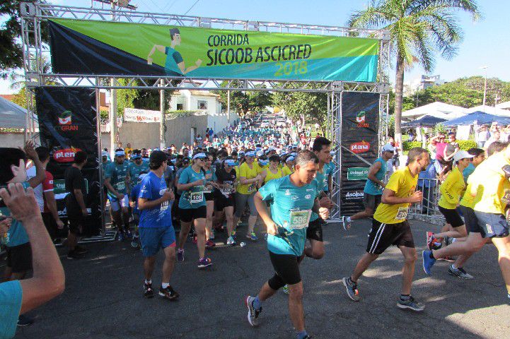 Ruas de Pará de Minas foram tomadas por atletas na 4ª edição da Corrida Sicoob Ascicred