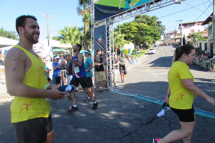 Ruas de Pará de Minas foram tomadas por atletas na 4ª edição da Corrida Sicoob Ascicred