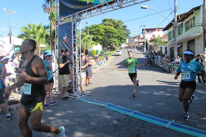 Ruas de Pará de Minas foram tomadas por atletas na 4ª edição da Corrida Sicoob Ascicred