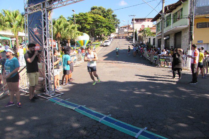 Ruas de Pará de Minas foram tomadas por atletas na 4ª edição da Corrida Sicoob Ascicred