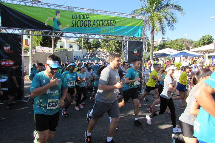 Ruas de Pará de Minas foram tomadas por atletas na 4ª edição da Corrida Sicoob Ascicred