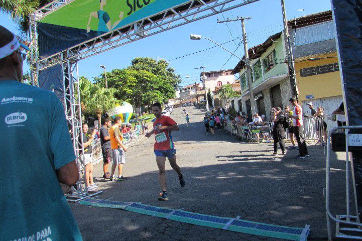 Ruas de Pará de Minas foram tomadas por atletas na 4ª edição da Corrida Sicoob Ascicred