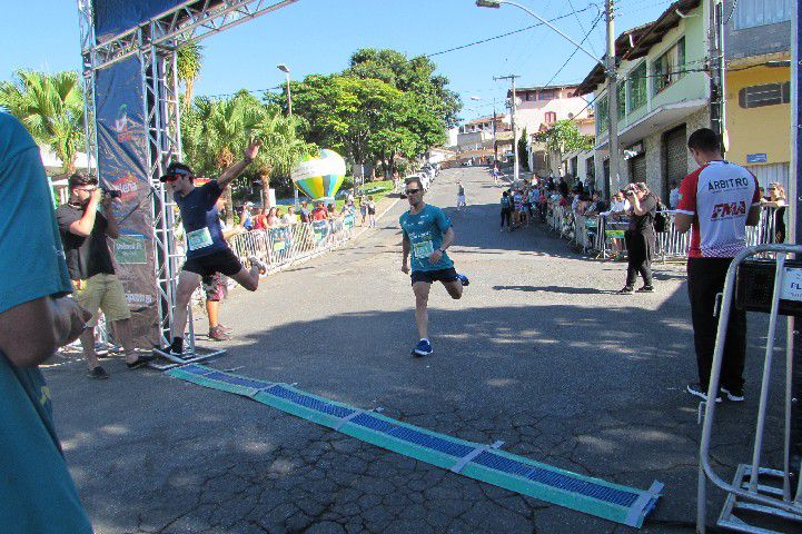 Ruas de Pará de Minas foram tomadas por atletas na 4ª edição da Corrida Sicoob Ascicred