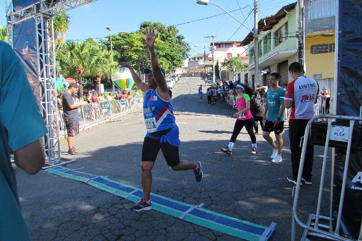 Ruas de Pará de Minas foram tomadas por atletas na 4ª edição da Corrida Sicoob Ascicred