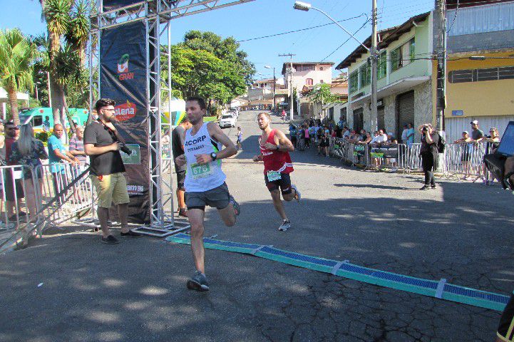 Ruas de Pará de Minas foram tomadas por atletas na 4ª edição da Corrida Sicoob Ascicred