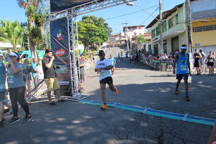 Ruas de Pará de Minas foram tomadas por atletas na 4ª edição da Corrida Sicoob Ascicred