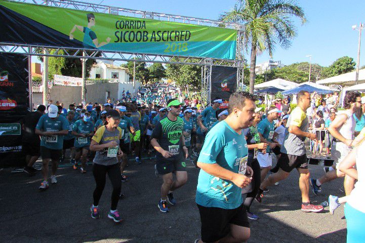 Ruas de Pará de Minas foram tomadas por atletas na 4ª edição da Corrida Sicoob Ascicred