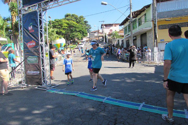 Ruas de Pará de Minas foram tomadas por atletas na 4ª edição da Corrida Sicoob Ascicred