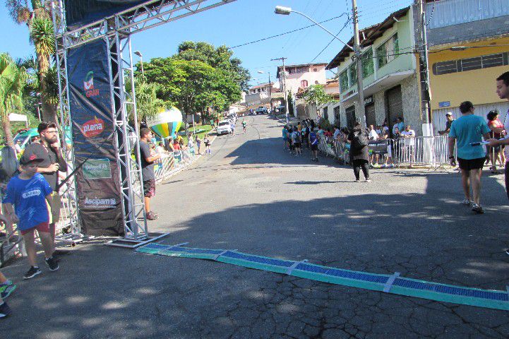 Ruas de Pará de Minas foram tomadas por atletas na 4ª edição da Corrida Sicoob Ascicred