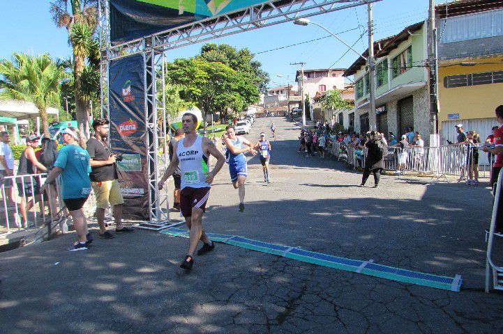 Ruas de Pará de Minas foram tomadas por atletas na 4ª edição da Corrida Sicoob Ascicred