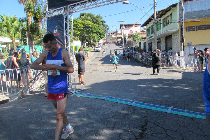 Ruas de Pará de Minas foram tomadas por atletas na 4ª edição da Corrida Sicoob Ascicred