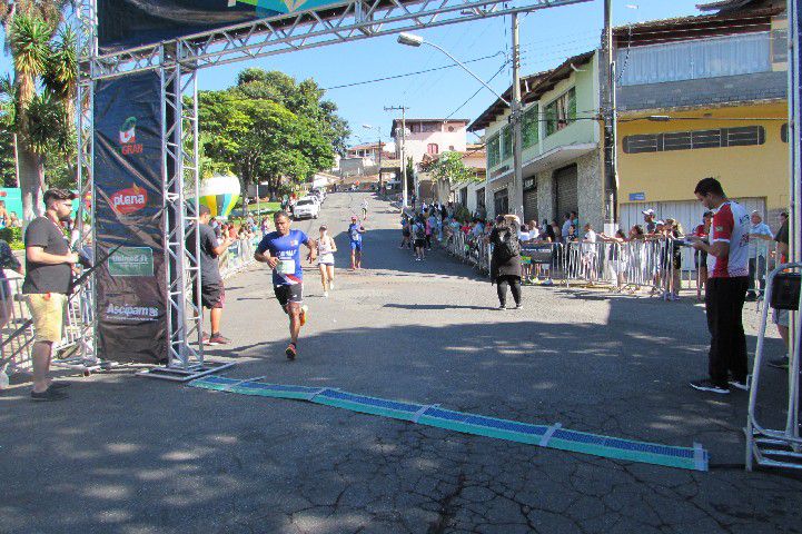 Ruas de Pará de Minas foram tomadas por atletas na 4ª edição da Corrida Sicoob Ascicred