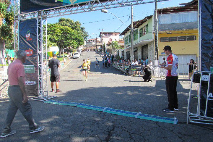 Ruas de Pará de Minas foram tomadas por atletas na 4ª edição da Corrida Sicoob Ascicred