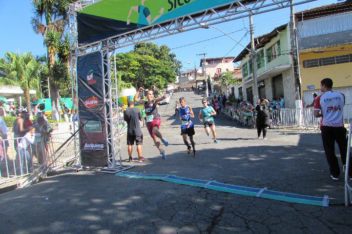 Ruas de Pará de Minas foram tomadas por atletas na 4ª edição da Corrida Sicoob Ascicred