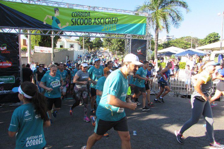 Ruas de Pará de Minas foram tomadas por atletas na 4ª edição da Corrida Sicoob Ascicred