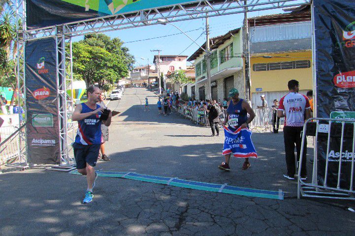 Ruas de Pará de Minas foram tomadas por atletas na 4ª edição da Corrida Sicoob Ascicred