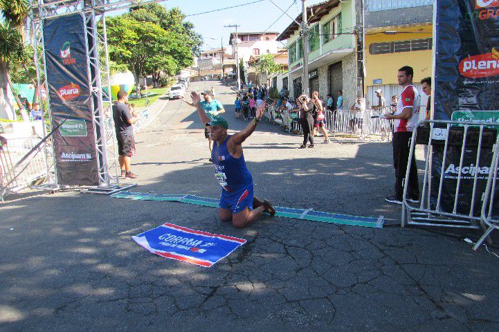 Ruas de Pará de Minas foram tomadas por atletas na 4ª edição da Corrida Sicoob Ascicred