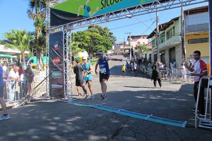 Ruas de Pará de Minas foram tomadas por atletas na 4ª edição da Corrida Sicoob Ascicred