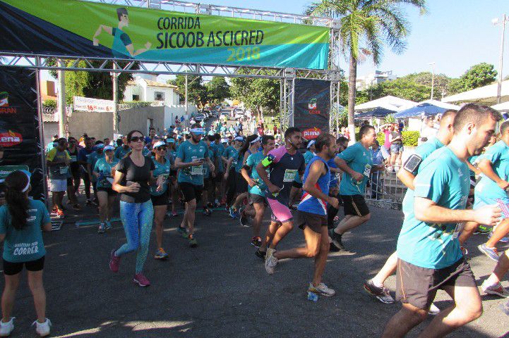 Ruas de Pará de Minas foram tomadas por atletas na 4ª edição da Corrida Sicoob Ascicred